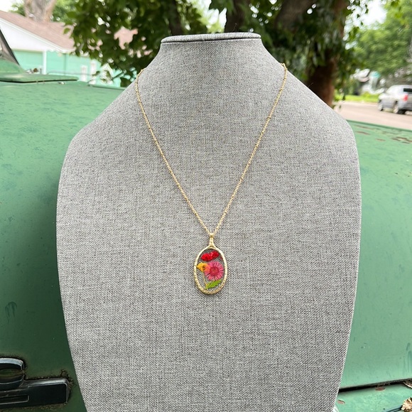 Handmade Real Pressed Dried Flower Botanical Resin
Necklace - Picture 5 of 14